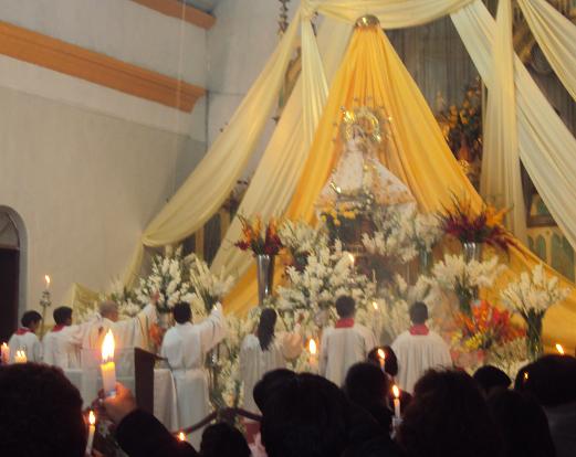 Cantando el Ave Ave Maria durante la segunda noche de novena 2010